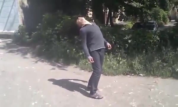 Мужик стоит на голове