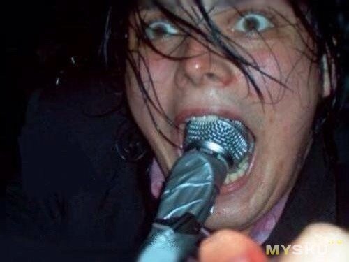 Обсасывает микрофон