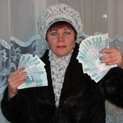 Женщина в шубе с деньгами