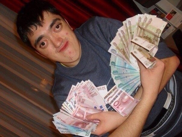 Парень с пачкой денег