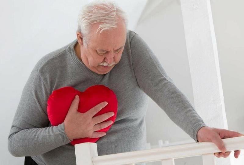 Схватился за сердце