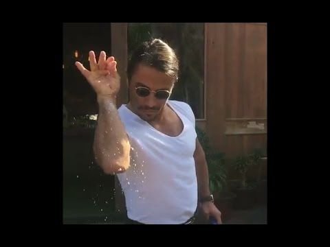 Мужик посыпает солью