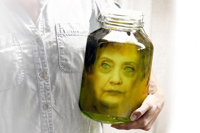 Голова в банке на Хэллоуин