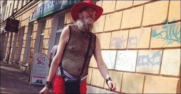 Дед в майке сетке