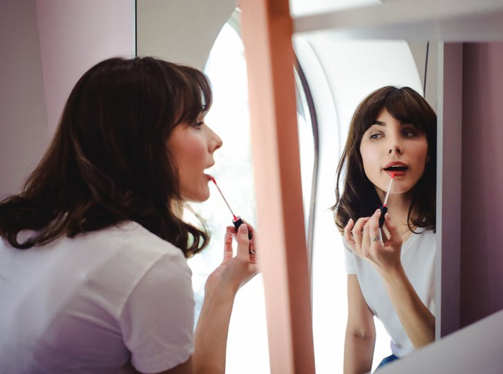 Девушка красится