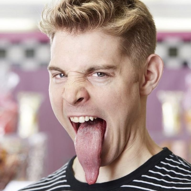 Мужик высунул язык