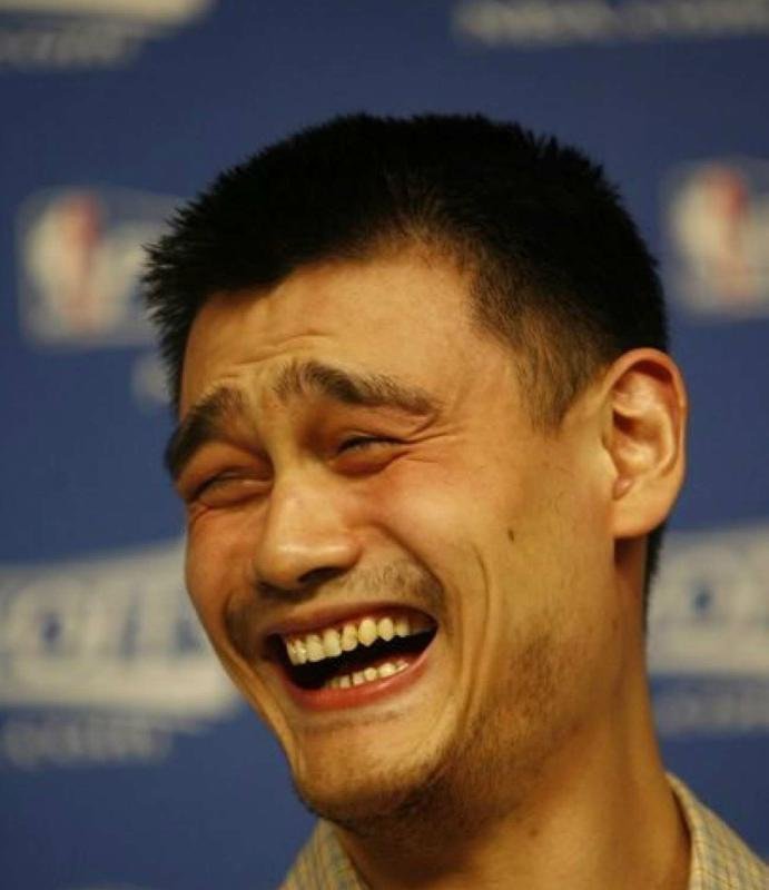 Улыбающийся мужик китаец