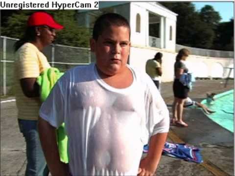 Толстый парень в футболке