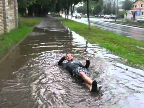 Человек упавший в лужу