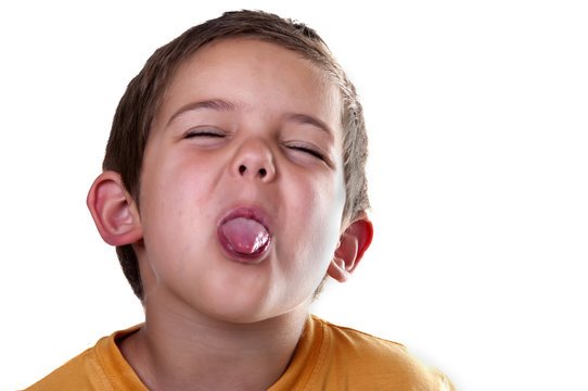 Ребенок с высунутым языком