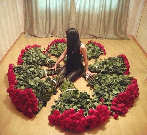 Мужчина с огромным букетом