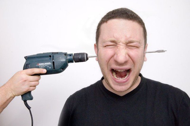 Человек сверлит