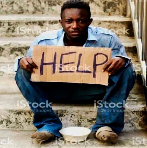 Афроамериканец с табличкой help