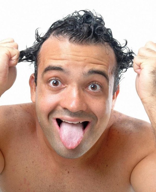 Мужик показывает язык