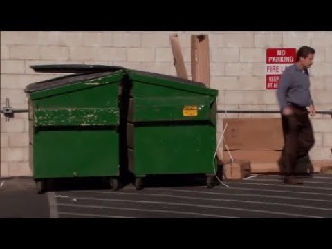 Выкидывает комп в мусорку