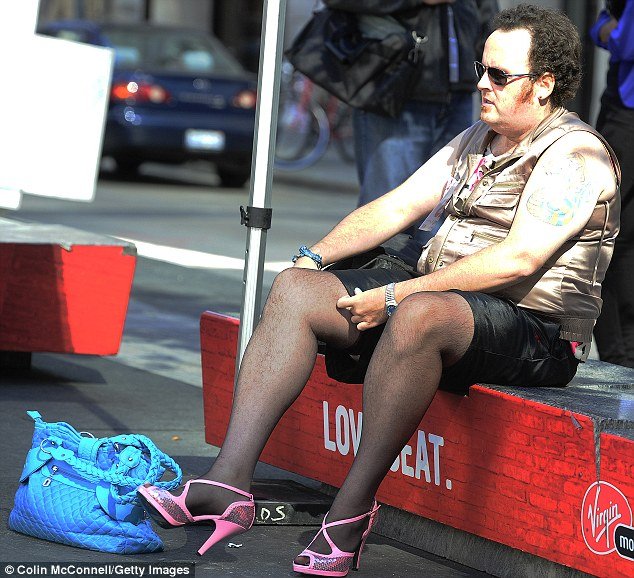 Мужчина в женских туфлях