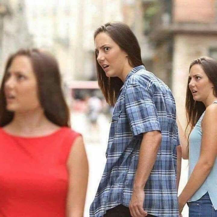 Парень оглядывается на девушку