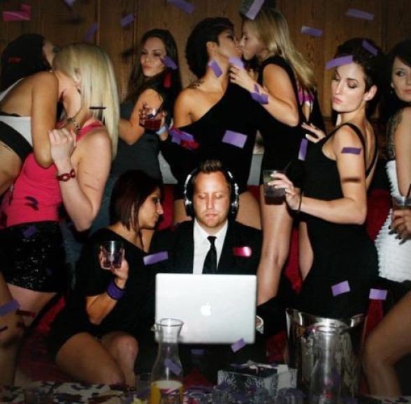 Парень среди девушек