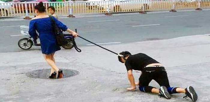 Мужчина на поводке