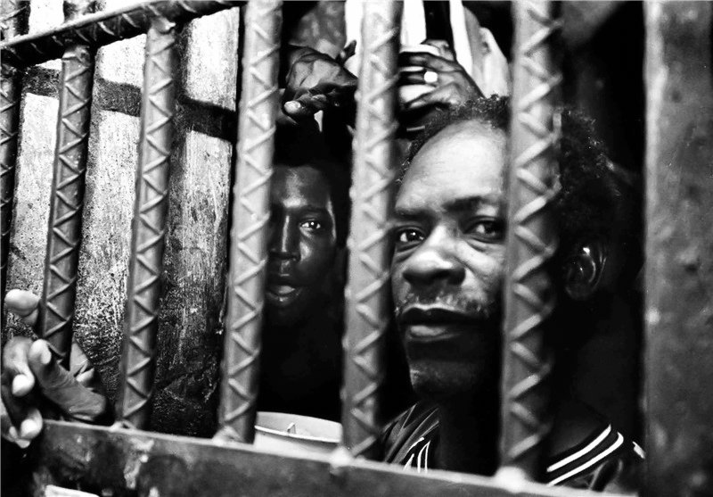 Негр за решеткой