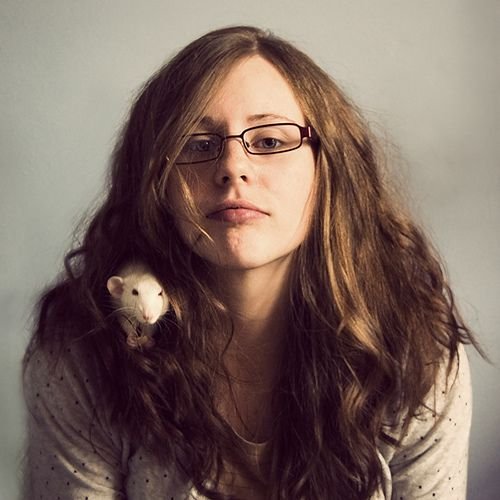 Девушка на мышь похожа