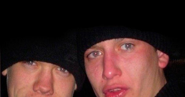 Мем два чувака в шапках