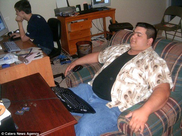 Жирный парень за компом