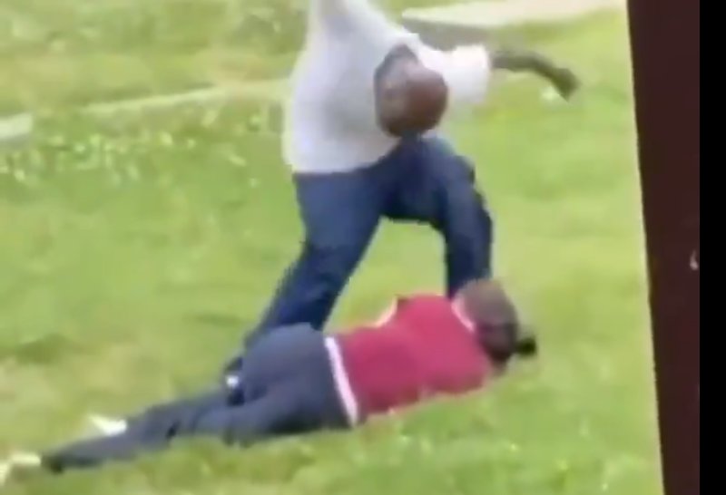 Афроамериканец дерется