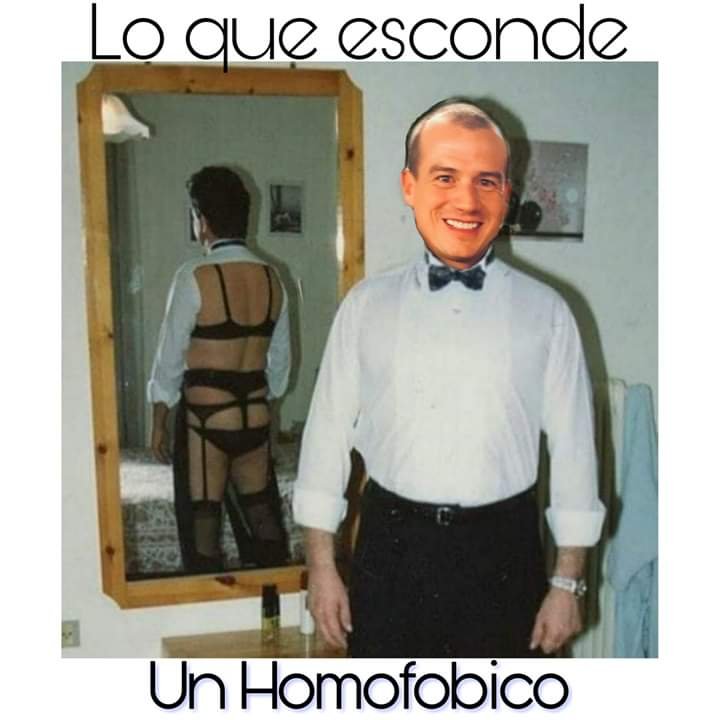 Мужик в костюме с зеркалом