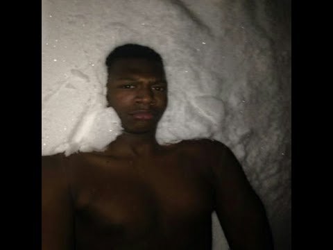 Негр в снегу