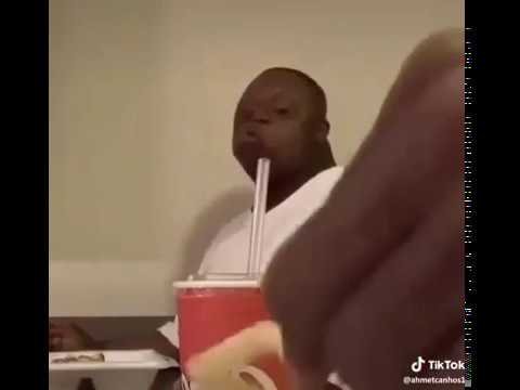 Негр свалился со стула