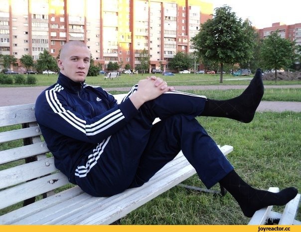 Парни в спортивках адидас гопники