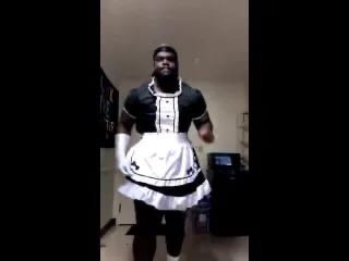 Афроамериканец в костюме горничной