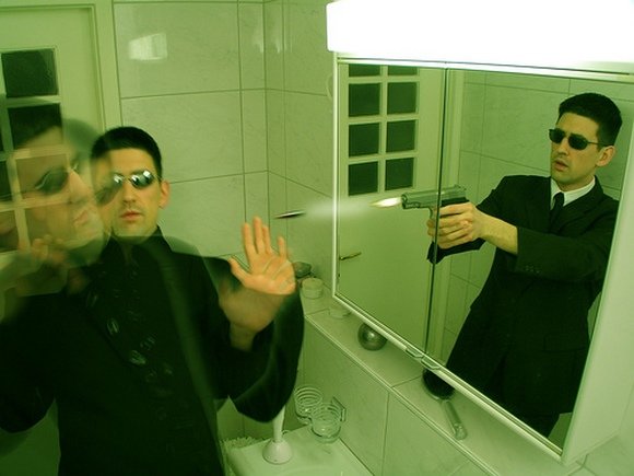 Мем с зеркалом отражением