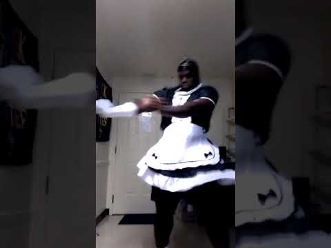 Негр в платье танцует