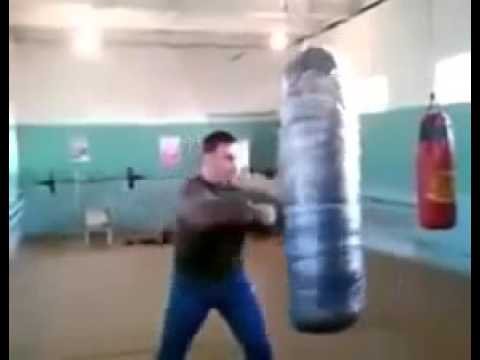 Бить грушу боксерскую