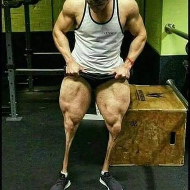 Качок с накаченными ногами