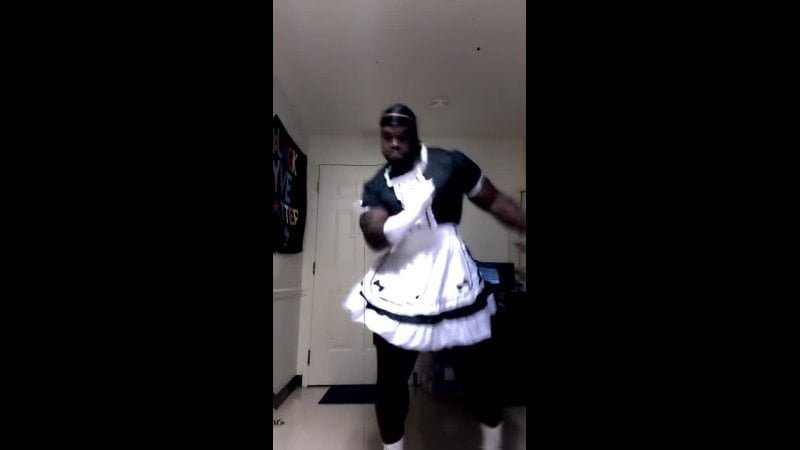 Неер в костюме горничной