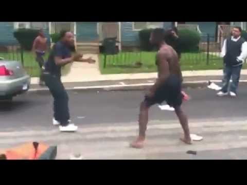 Афроамериканец дерется