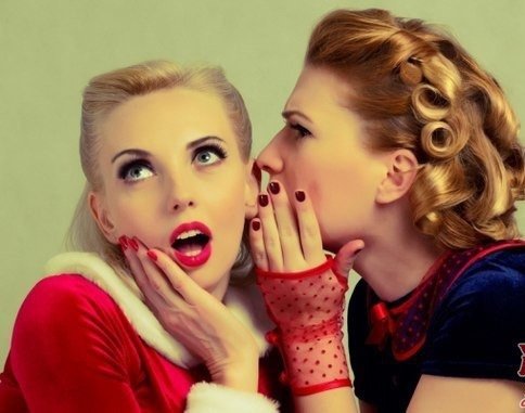 Девушки сплетничают