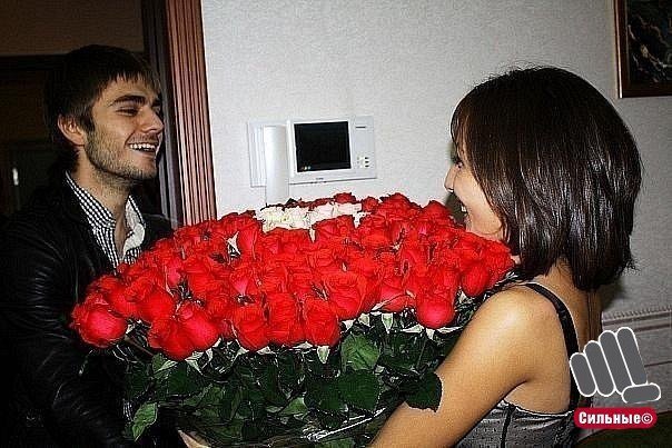 Девушка с большим букетом цветов