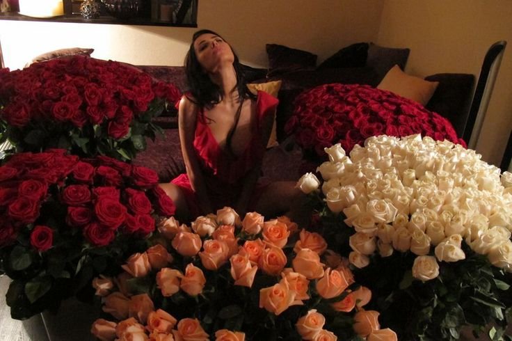 Девушка с большим букетом роз