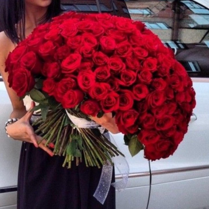 Девушка с букетом роз