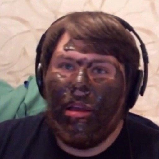 Мужик обмазывает лицо