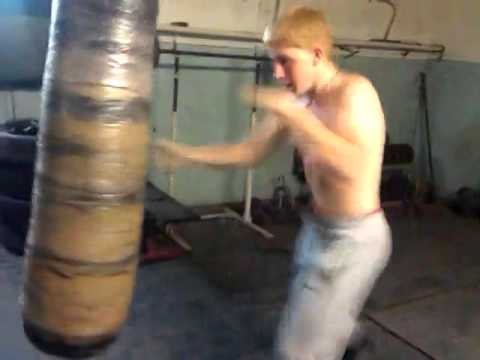 Мужик бьет грушу