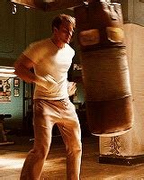 Крис Эванс боксирует