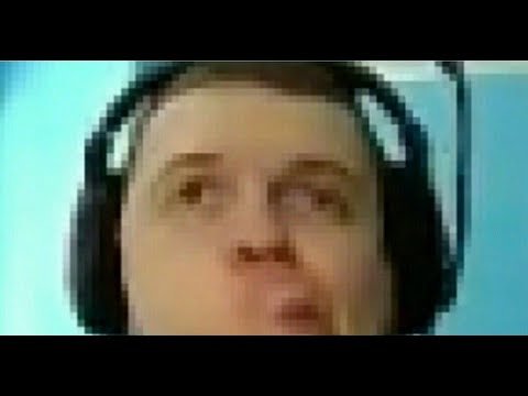 Мужик в наушниках смеется