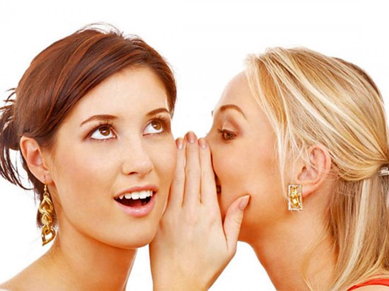 Две девушки шепчутся