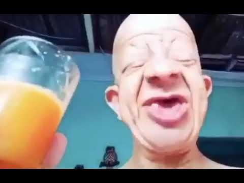 Лысый мужик пьет сок Мем