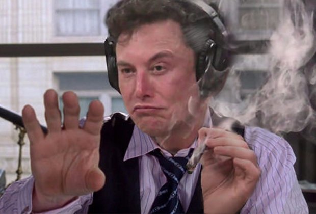 Илон Маск курит